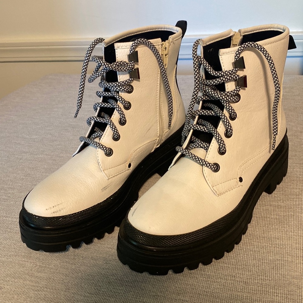 Shu Shop ankle boots in white! Excellent condition! Size 9 Women’s.